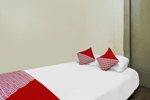 Desk, laptop workspace, free WiFi, bed sheets - Hotel O Bagus Stay (Tanjung Pinang)