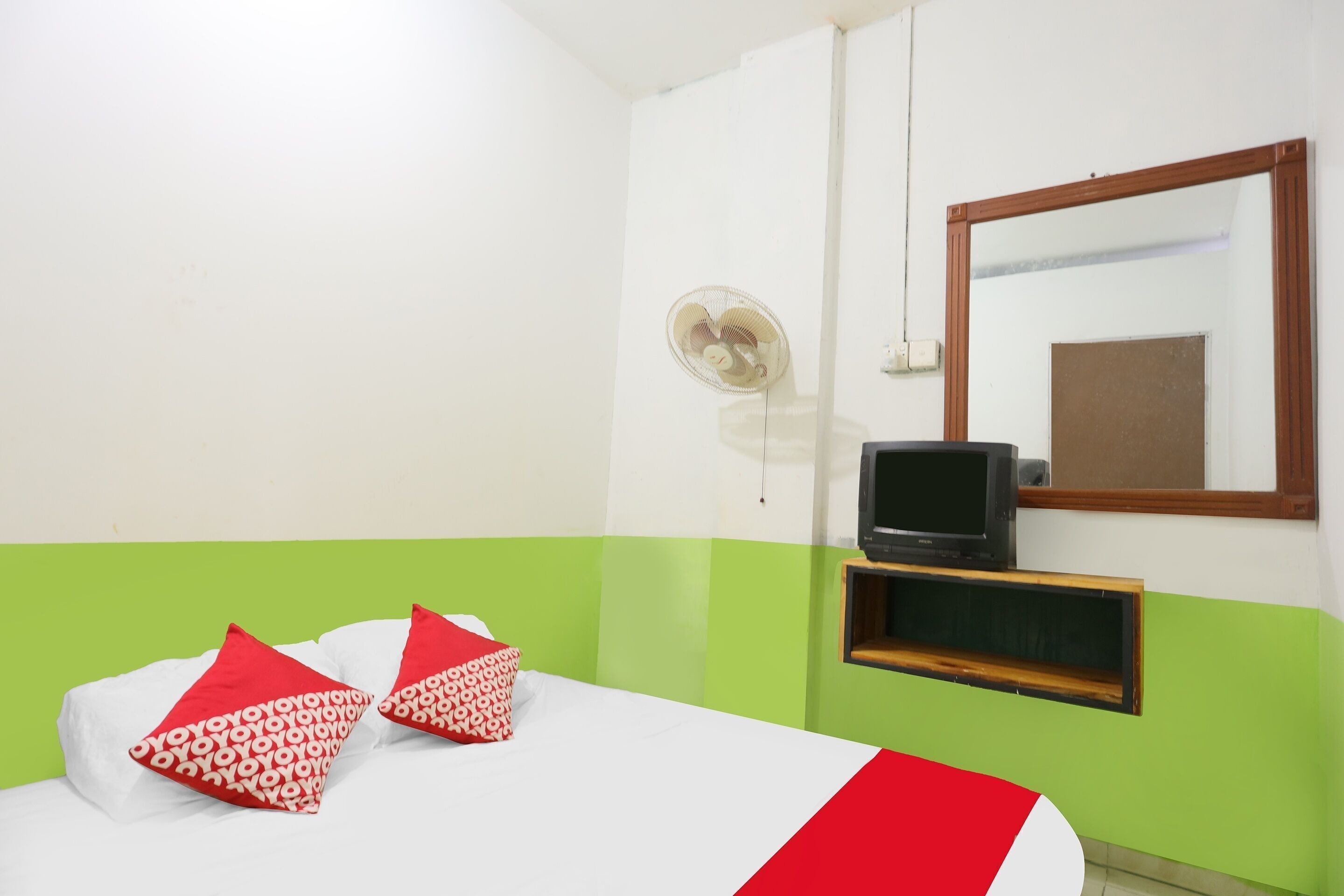 Desk, laptop workspace, free WiFi, bed sheets