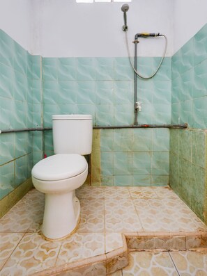 Quarto casal standard | Banheiro | Chuveiro, toalhas de banho