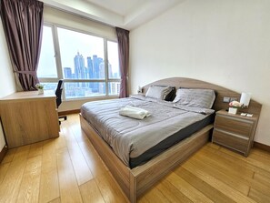 3 bedrooms, desk, laptop workspace, blackout drapes