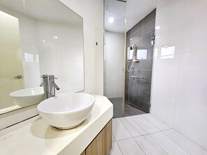 Family Apartment | Bathroom | Shower, hair dryer, bidet, towels