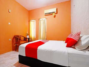 Standard Double Room | Free WiFi, bed sheets - OYO 91408 Kas Residence Syariah (Jambi)