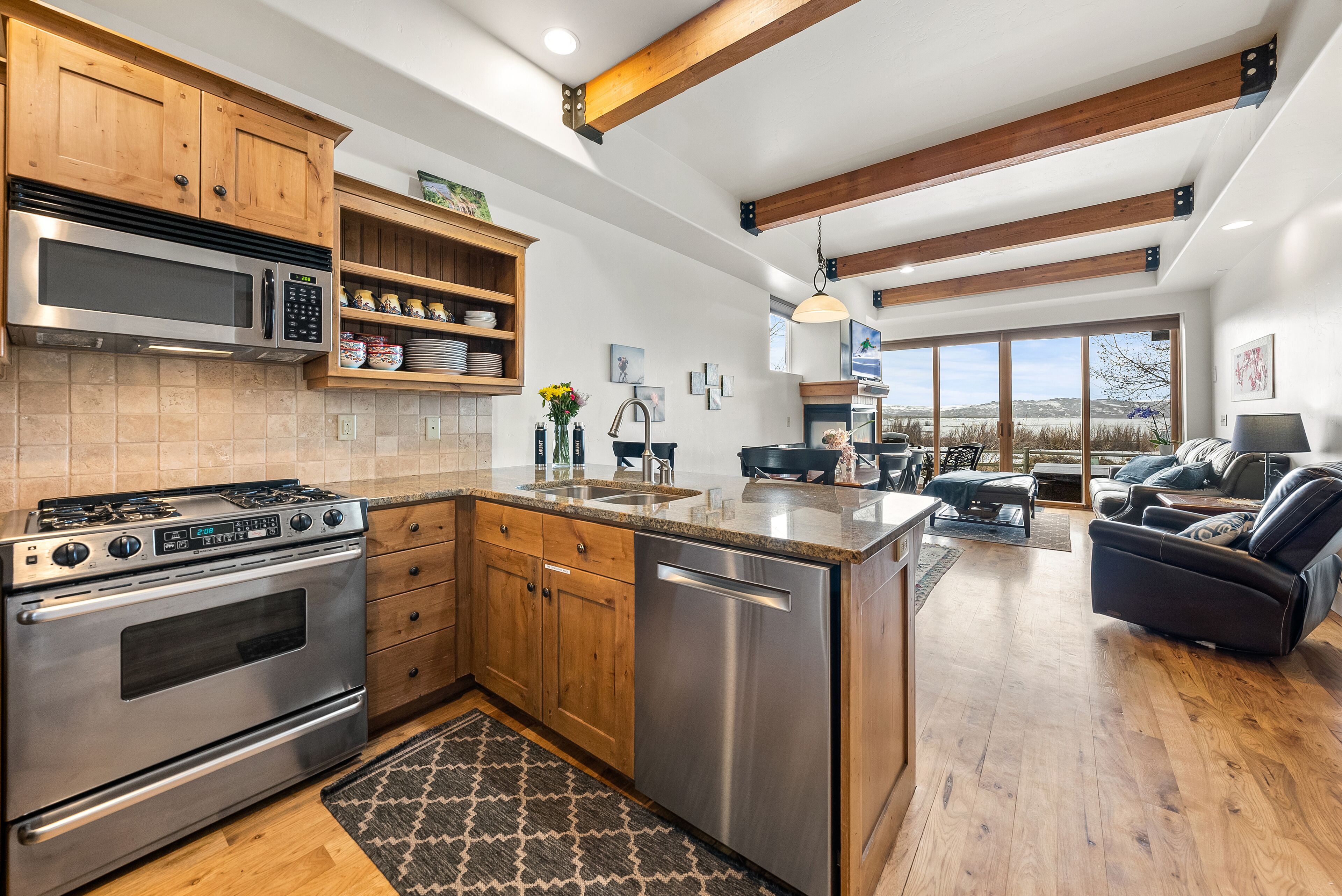 Kimball Junction Townhouse - Sleeps 8 Park City - Private Hot Tub and Garage!