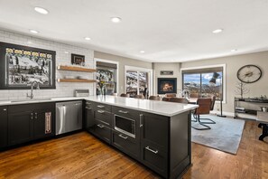 Refrigerador, microondas, horno y parrilla de estufa 