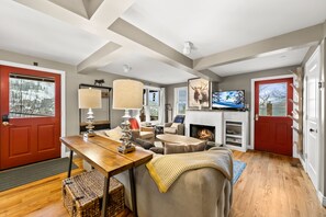 Televisión, chimenea y libros 