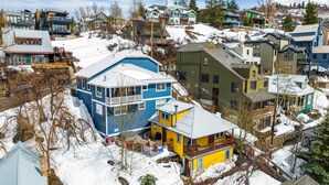 Un quartier résidentiel composé de différentes maisons, dont certaines sont dotées de balcons et d’autres de garages attenants.