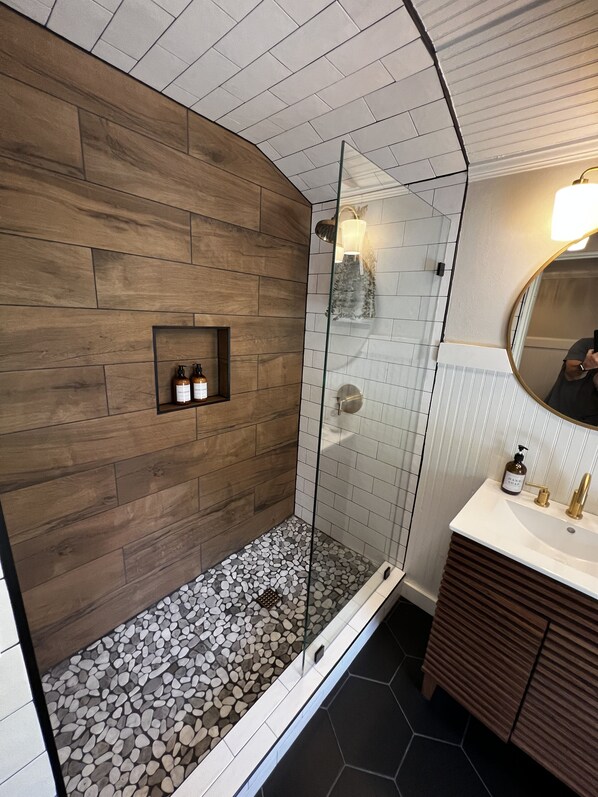 Douche, séchoir à cheveux, serviettes fournies, savon