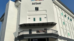 Un hotel chiamato 'Temerloh Gateway', con un ingresso ben visibile e un balcone.