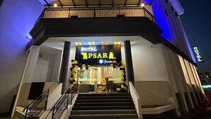 L'ingresso di un hotel con un cartello che riporta la scritta 'HOTEL APSARA TEMBERLOH' e una scala che conduce all'ingresso.
