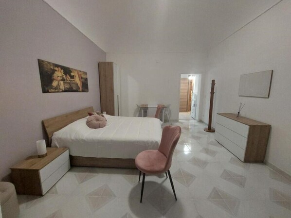 Desk, soundproofing, iron/ironing board, bed sheets - Regal suite (Catania)