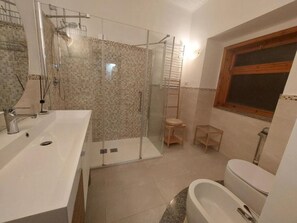 Jetted tub, free toiletries, hair dryer, bidet - Regal suite (Catania)