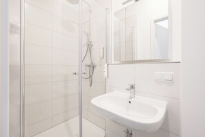 Apartamento conforto | Banheiro | Chuveiro, produtos de toalete grátis, toalhas de banho 