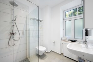 Shower, free toiletries, towels - Servus Apartments by Homaris (Munich)