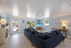 Smart TV, libros y estéreo 