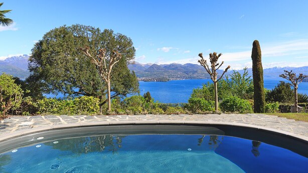 Une piscine avec vue sur un lac et des montagnes.