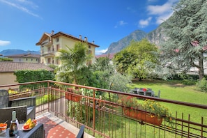 Family Apartment, Multiple Bedrooms (The Bon'Ora Apartment) | Outdoor dining