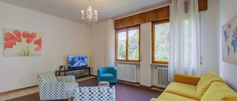 家庭公寓, 多間臥室 (The Bon'Ora Apartment) | 客廳 | 21 吋智能電視連有線電視頻道