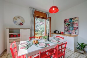 Family Apartment, Multiple Bedrooms (The Bon'Ora Apartment) | Dining