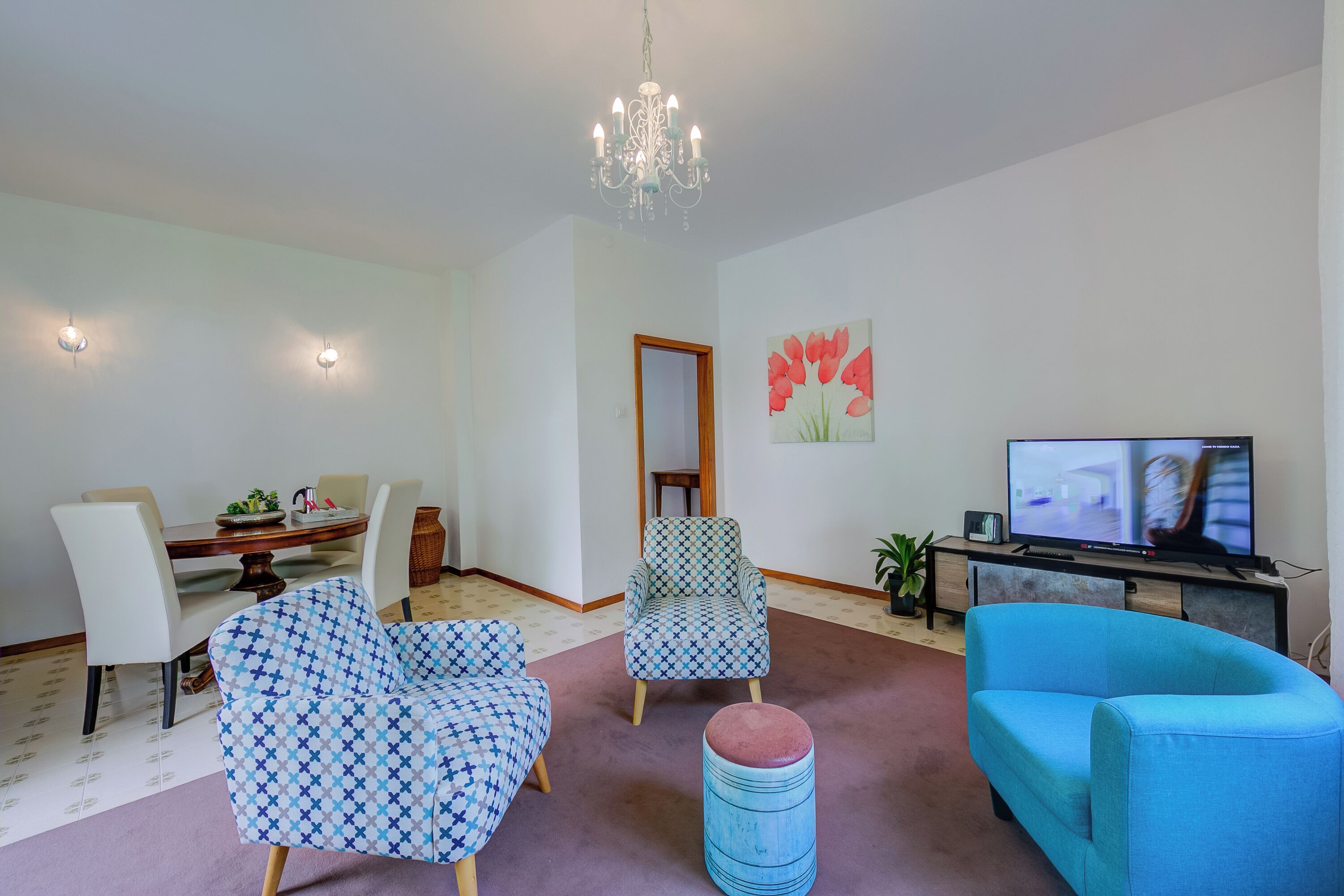 Family Apartment, Multiple Bedrooms (The Bon'Ora Apartment) | Living area | 21-inch Smart TV with cable channels