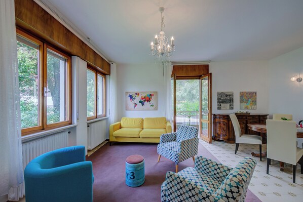 Family Apartment, Multiple Bedrooms (The Bon'Ora Apartment) | Living area | 21-inch Smart TV with cable channels