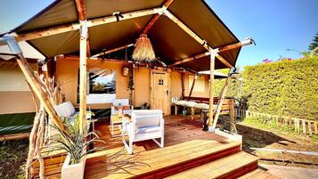 Bungalow de diseño | Espacio para trabajar con un portátil y tabla de planchar con plancha