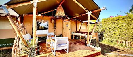 Espacio para trabajar con laptop y tabla de planchar con plancha