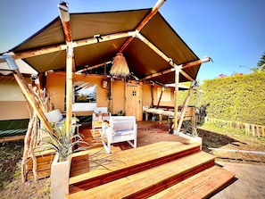 Bungalow de diseƱador | Espacio para trabajar con laptop y tabla de planchar con plancha