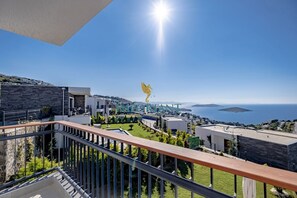 Villa superior, alberca privada, vista al mar | Vista a la playa o el mar