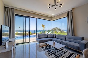 Villa – deluxe, privat basseng, sjøutsikt | Oppholdsrom | En 40-tommers smart-TV med kabel-kanaler samt TV
