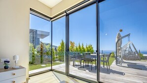 Villa – deluxe, privat basseng, sjøutsikt | Sengetøy av topp kvalitet, skrivebord for bærbar PC og lydisolert