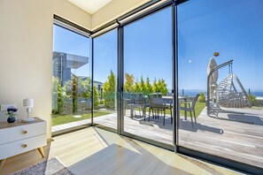 Villa Deluxe, piscina privada, vistas al mar | Ropa de cama de alta calidad y mobiliario individual