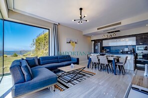 Vila luxo, piscina particular, vista para o mar | Área de estar | Smart TV 40 polegadas com canais a cabo, TV