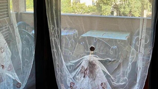 A balcony with a white lace curtain and a small table. - Olbia, Near Costa Smeralda Airport - Non-smoking (Olbia)