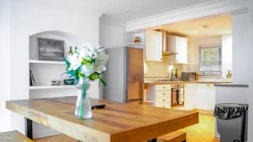 Casa, varias camas | Cocina privada | Refrigerador, microondas, horno y parrilla de estufa