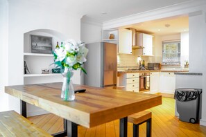 House, Multiple Beds | Private kitchen | Fridge, microwave, oven, stovetop - Beautiful & Historic Victoria 3brs Retreat With AC (London)