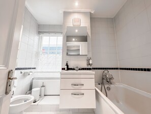 House, Multiple Beds | Bathroom | Separate bathtub and shower, deep-soaking bathtub, hair dryer, towels - Beautiful & Historic Victoria 3brs Retreat With AC (London)