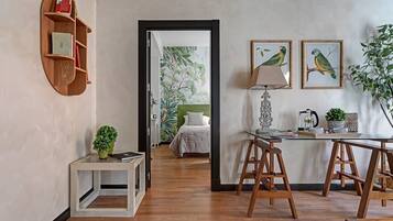 Standaard kamer | 1 slaapkamer, een kluis op de kamer, individueel gedecoreerd, een bureau