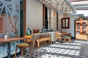 Se ofrece un desayuno autoservicio (12 EUR por persona)