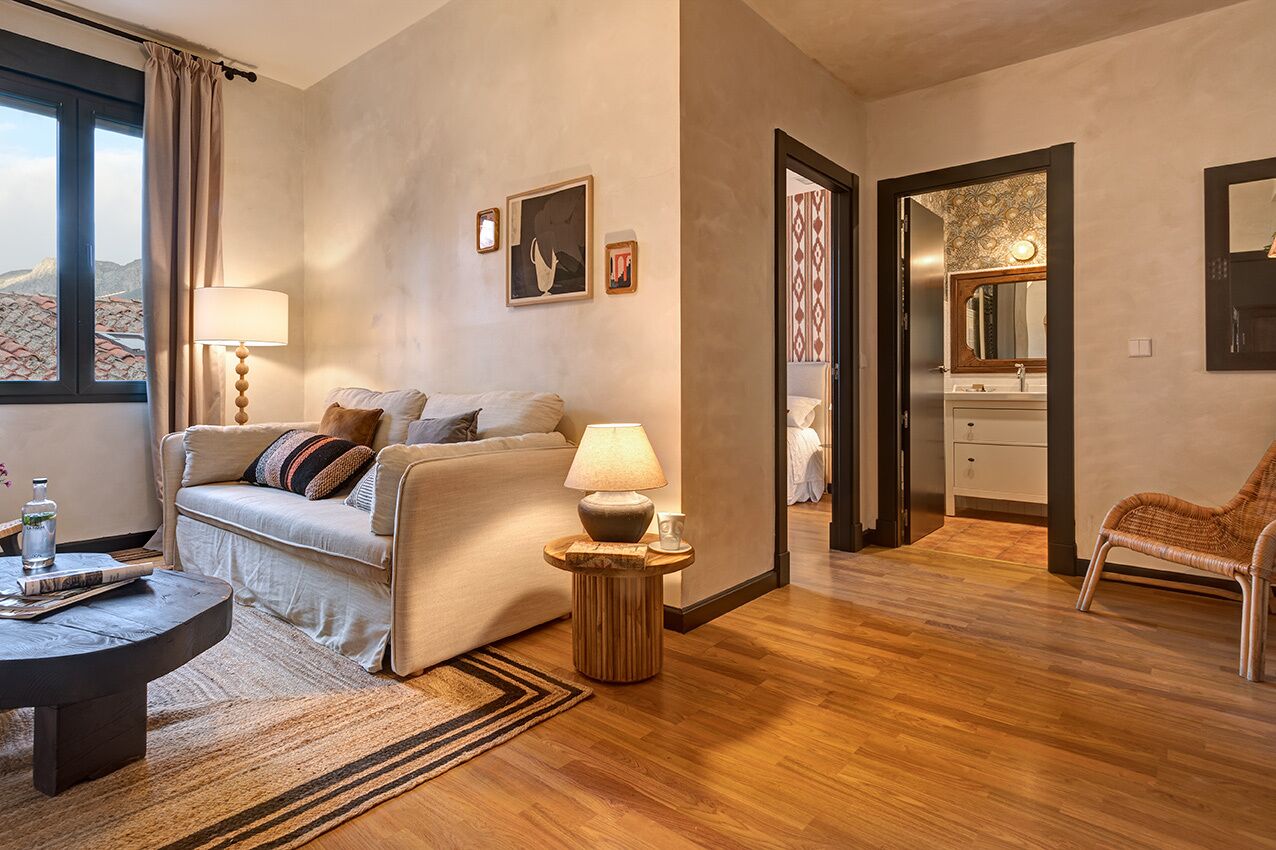 Standard Room | 1 bedroom, in-room safe, individually decorated, desk