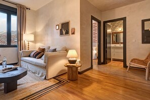 Standard Room | 1 bedroom, in-room safe, individually decorated, desk