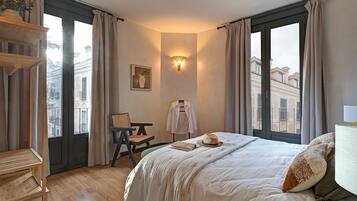 Superior kamer | 1 slaapkamer, een kluis op de kamer, individueel gedecoreerd, een bureau