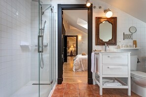 Standard Room | Bathroom | Shower, designer toiletries, hair dryer, towels