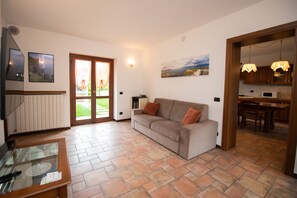 Economy-Apartment | Wohnbereich | 30-Zoll-Fernseher mit Digitalempfang