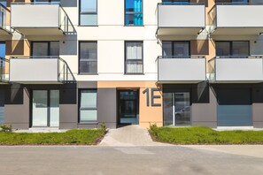 Property entrance - Osiedle Latarników Apartment by Renters (Gdansk)