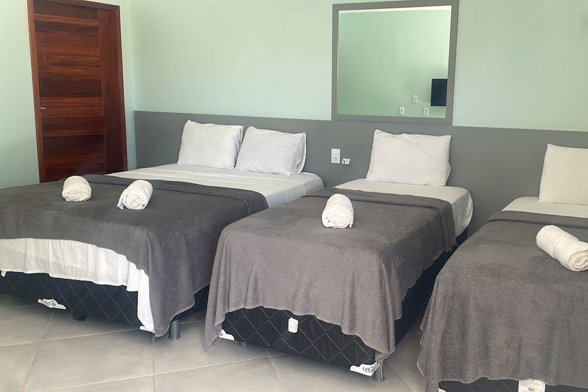 Habitación cuádruple Confort | Escritorio, espacio para trabajar con laptop y wifi gratis 