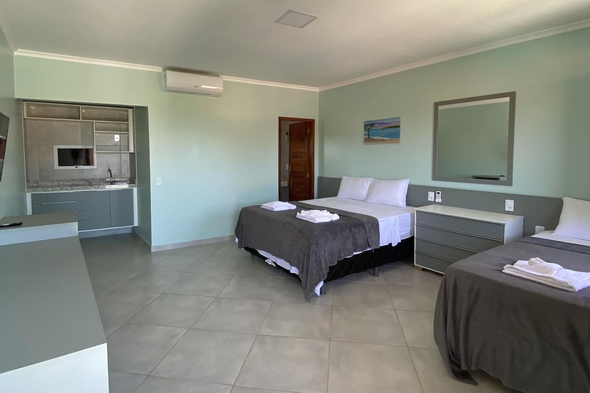 Habitación triple Confort | Escritorio, espacio para trabajar con laptop y wifi gratis 