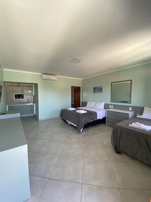 غرفة ثلاثية مريحة | طراز فريد لكل وحدة ومكتب ومساحة عمل للكمبيوتر المحمول وواي فاي مجانًا