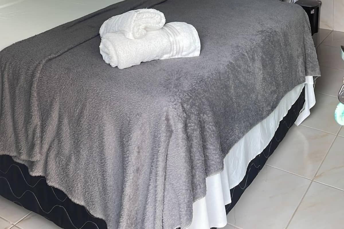 Habitación básica | Escritorio, espacio para trabajar con laptop y wifi gratis 