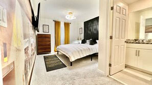 6 Schlafzimmer, Schreibtisch, Bügeleisen/Bügelbrett, Reisekinderbett