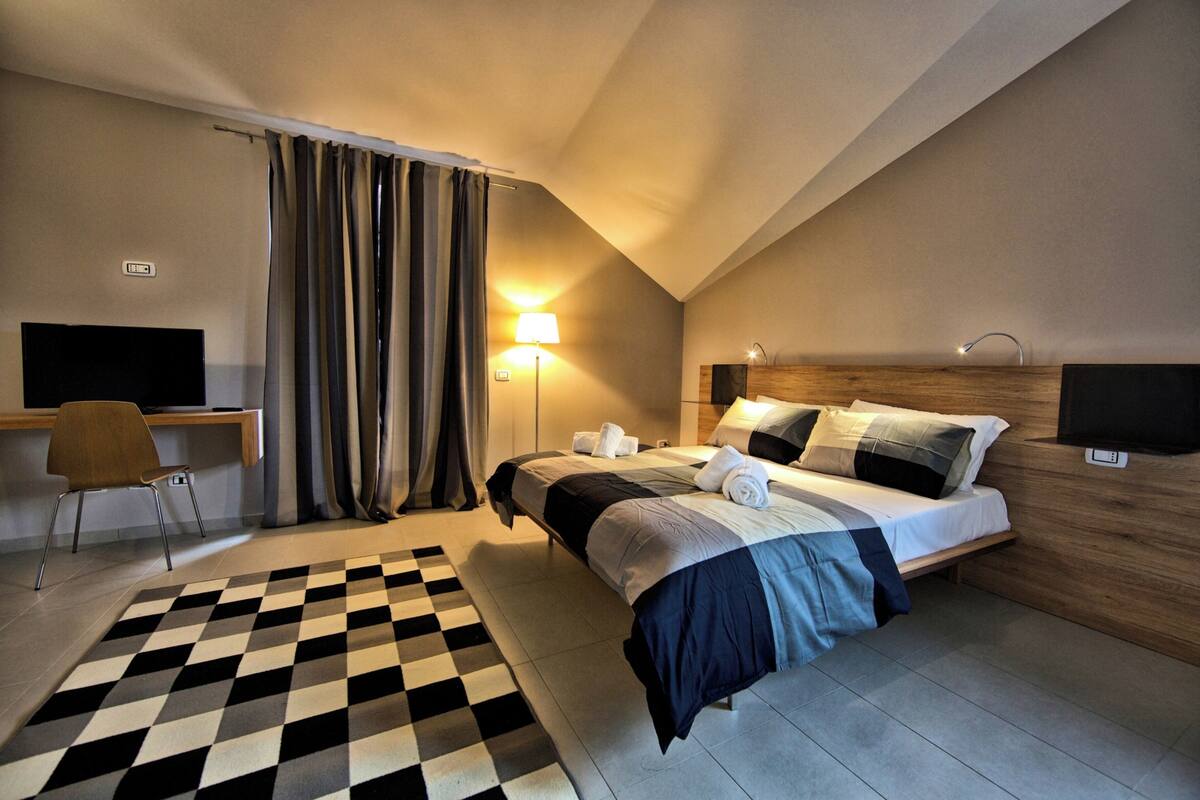 Quarto casal ou duplo superior, vista para o jardim | Roupas de cama de algodão egípcio, roupas de cama premium, escrivaninha
